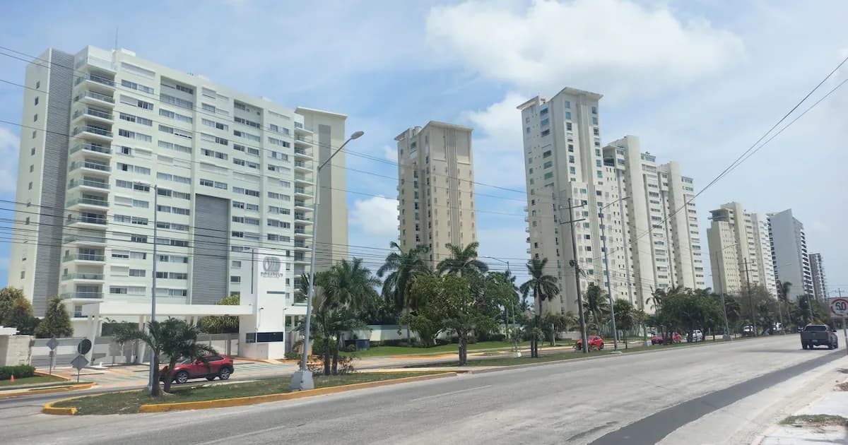 Torres residenciales en la Avenida Bonampak, Cancún
