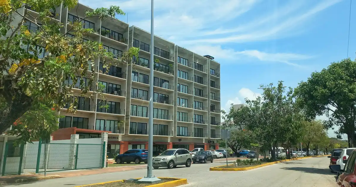 Edificio residencial de departamentos en la Avenida Nader, Cancún