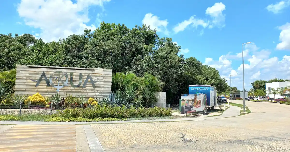 Acceso de Aqua Residencial en Cancún, fraccionamiento de Grupo Cumbres sobre la Av. Huayacán