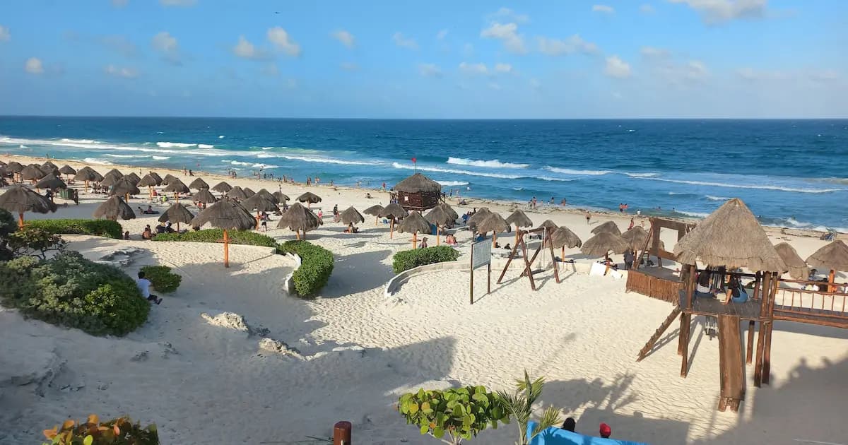 Vista del mirador de Playa Delfines en Cancún, Quintana Roo
