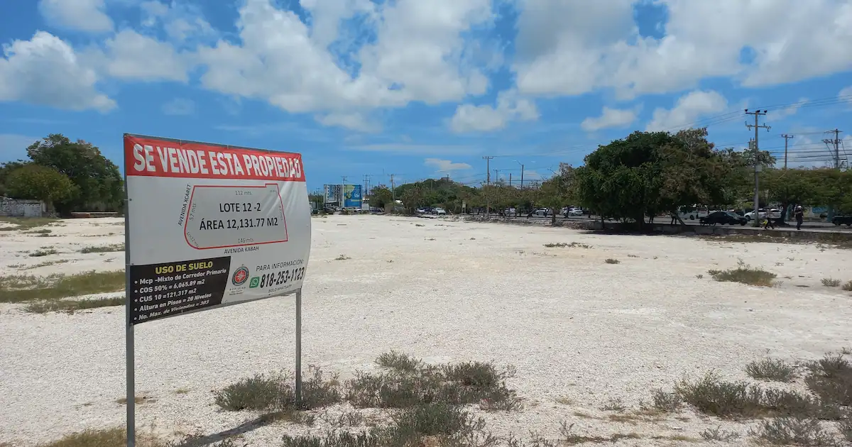 Terreno en venta en la Avenida Kabah, Cancún, con letrero de uso de suelo mixto