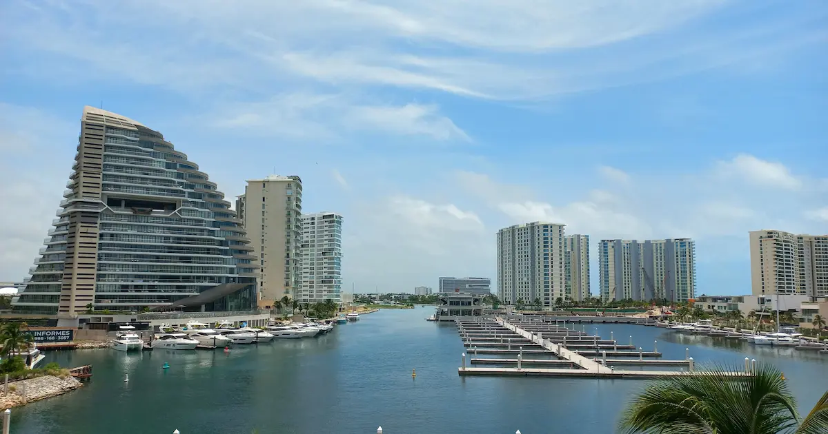 Vista panorámica de la marina y torres residenciales de Puerto Cancún