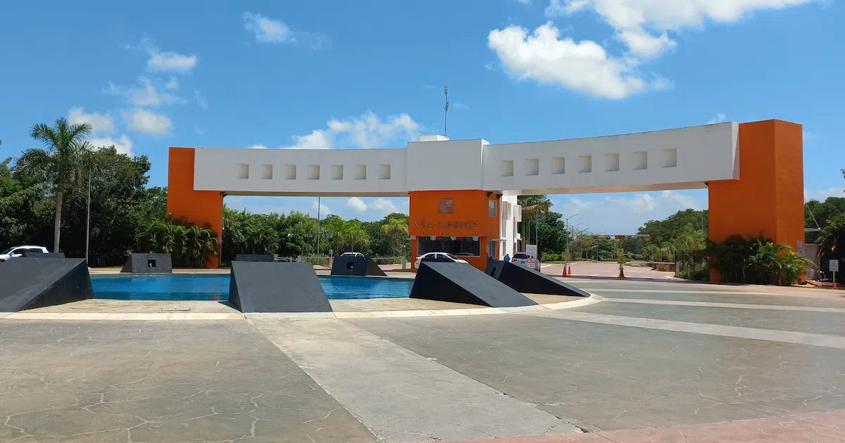 Acceso a Vía Cumbres, el desarrollo de Grupo Cumbres sobre la Av. Huayacán en Cancún