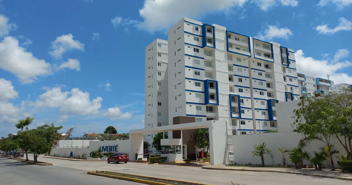 Torres de departamentos en una zona residencial de Cancún, sobre Av. Nichupté